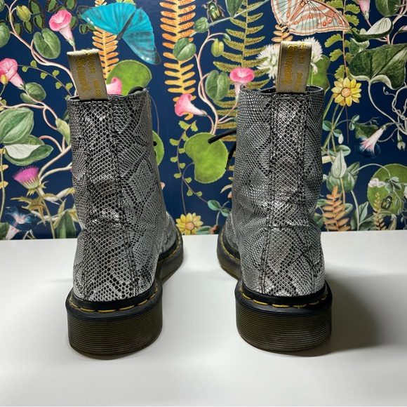 Dr. Martens combat boots in vegan silver snakeskin - Picture 4 of 8